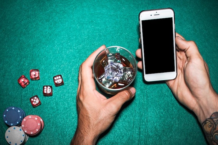 Pengguna mobile membaca ketentuan VIP